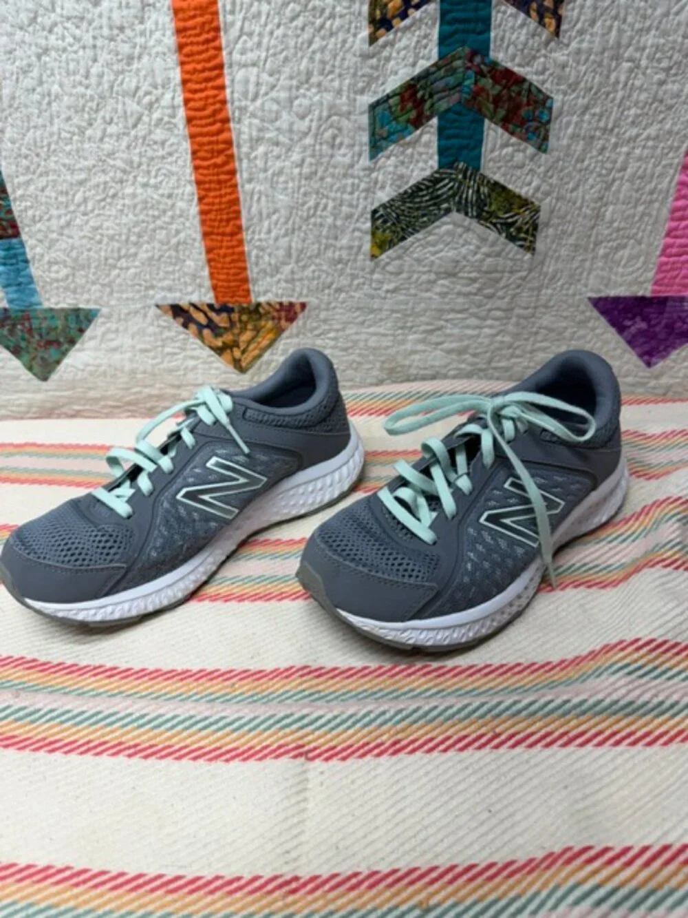 New Balance 420 v4 Woman's Size 7